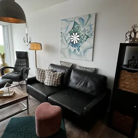Holiday Apartment With 2 Bedrooms *
