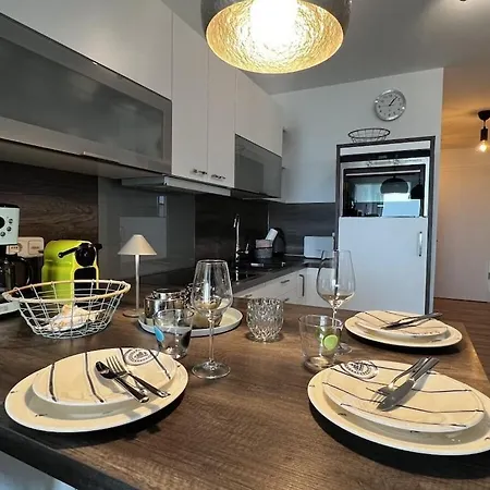 Holiday Apartment With 2 Bedrooms *